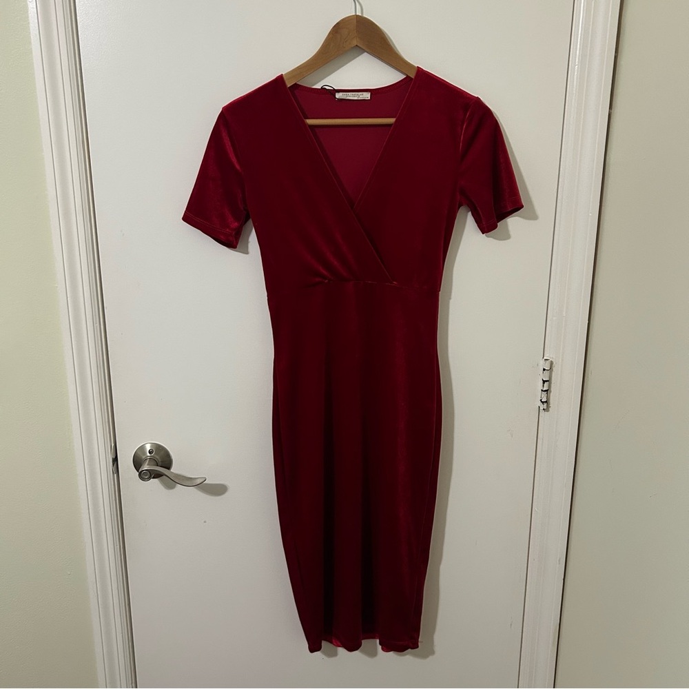 Zara Trafaluc | Women’s Red Velvet V-Neck Short Sleeve Midi Dress Size Small